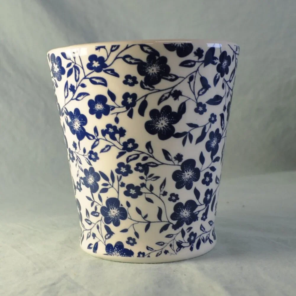 TWO 14 oz mug blue & white floral sur la table (w1261)